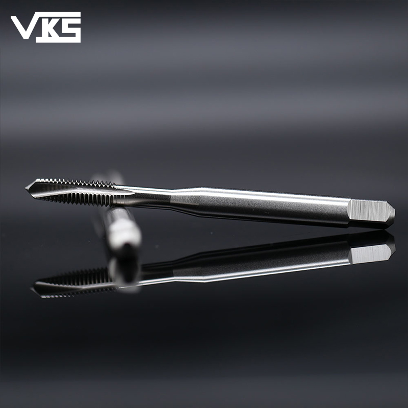 How does the chip groove design of spiral point taps balance chip removal and strength?